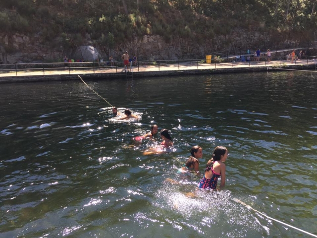 Sujetando una cuerda en el agua